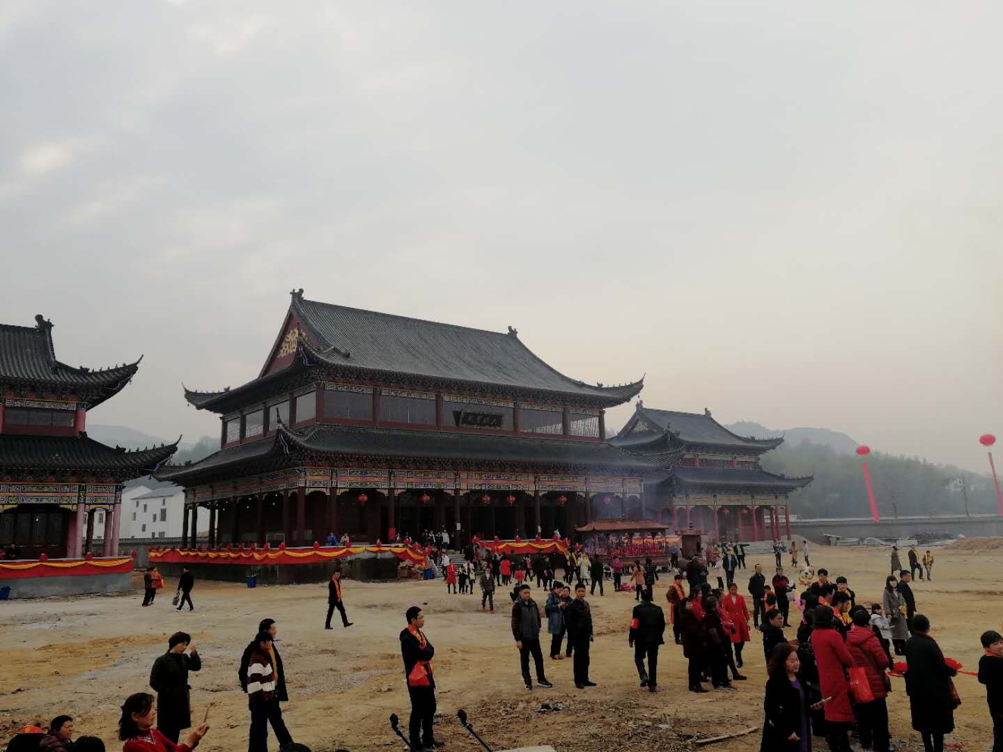 临川灵谷峰龙王寺隆重举行大雄宝殿，观音殿，地藏殿上梁法会