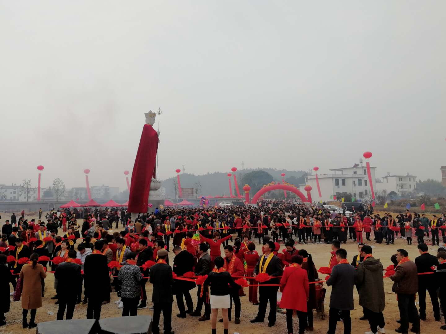 临川灵谷峰龙王寺隆重举行大雄宝殿，观音殿，地藏殿上梁法会