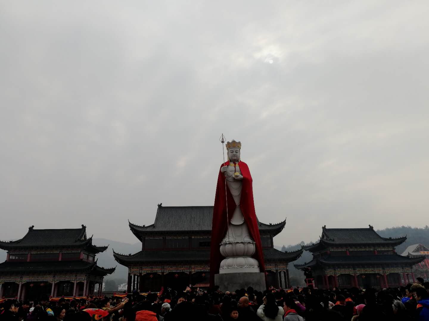 临川灵谷峰龙王寺隆重举行大雄宝殿，观音殿，地藏殿上梁法会