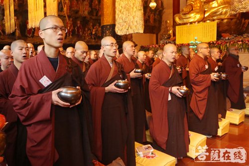 正觉古寺三百余位戒子托钵乞食，圆满求戒之路
