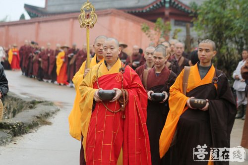 正觉古寺三百余位戒子托钵乞食，圆满求戒之路