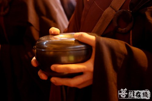 正觉古寺三百余位戒子托钵乞食，圆满求戒之路