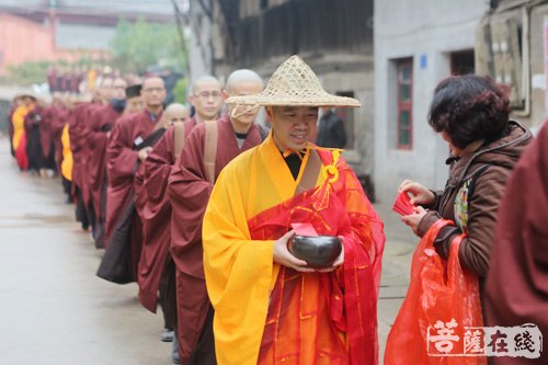 正觉古寺三百余位戒子托钵乞食，圆满求戒之路
