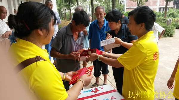 抚州市佛教协会中秋节到敬老院慰问老人