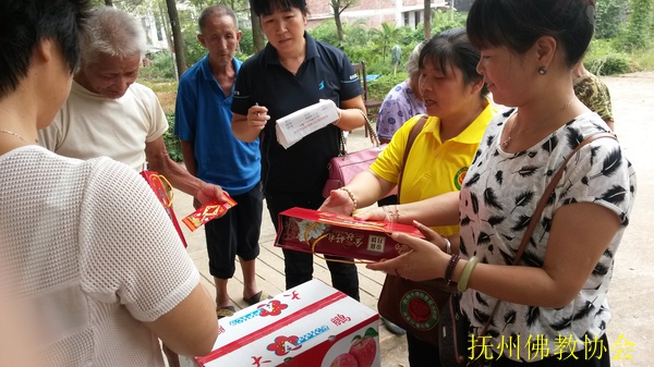 抚州市佛教协会中秋节到敬老院慰问老人
