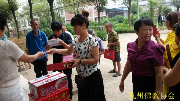 抚州市佛教协会中秋节到敬老院慰问老人