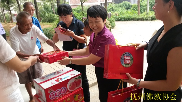 抚州市佛教协会中秋节到敬老院慰问老人