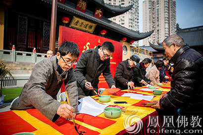 20位上海书法家玉佛禅寺现场挥毫 为市民题写春联