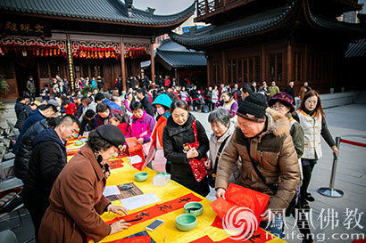 20位上海书法家玉佛禅寺现场挥毫 为市民题写春联