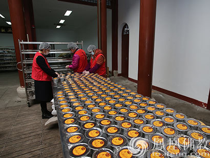 短短7天时间 杭州灵隐寺已向民众奉送腊八粥32万份