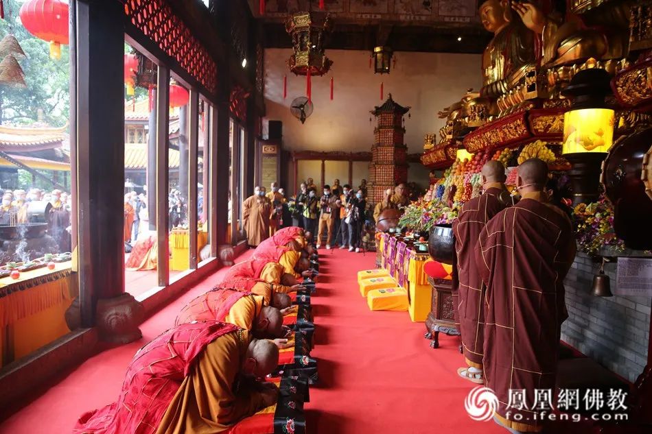 主法法师礼佛，共祈人民幸福、国运昌隆、世界和平。（图片来源：凤凰网佛教）